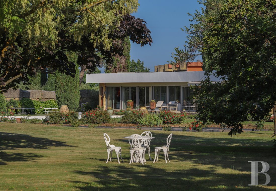 A villa designed and built by a Modernist architect in the heart of an arboreal estate close to Nîmes - photo  n°7